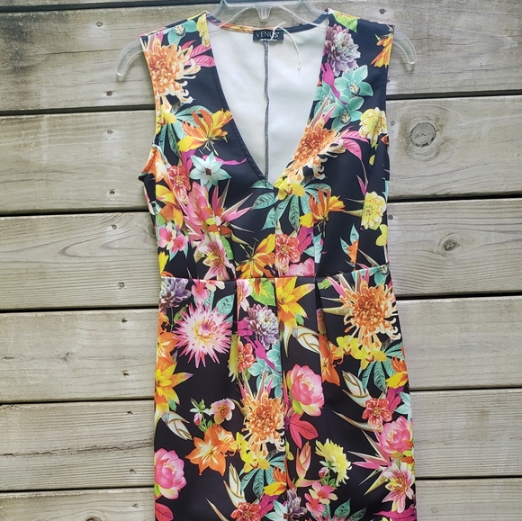 VENUS Dresses & Skirts - Venus NWOT Gorgeous Summer Dress 😍